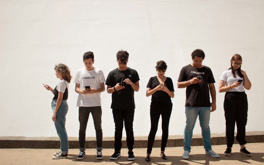 Naviguer l’Adolescence Connectée : Les Réseaux Sociaux et Le Bien-Être de nos Enfants