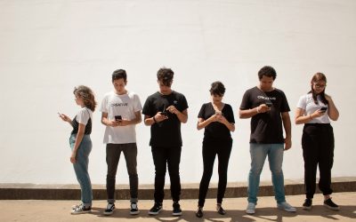 Naviguer l’Adolescence Connectée : Les Réseaux Sociaux et Le Bien-Être de nos Enfants